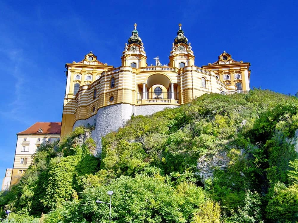 the-wachau-valley-between-vineyards-and-abbeys