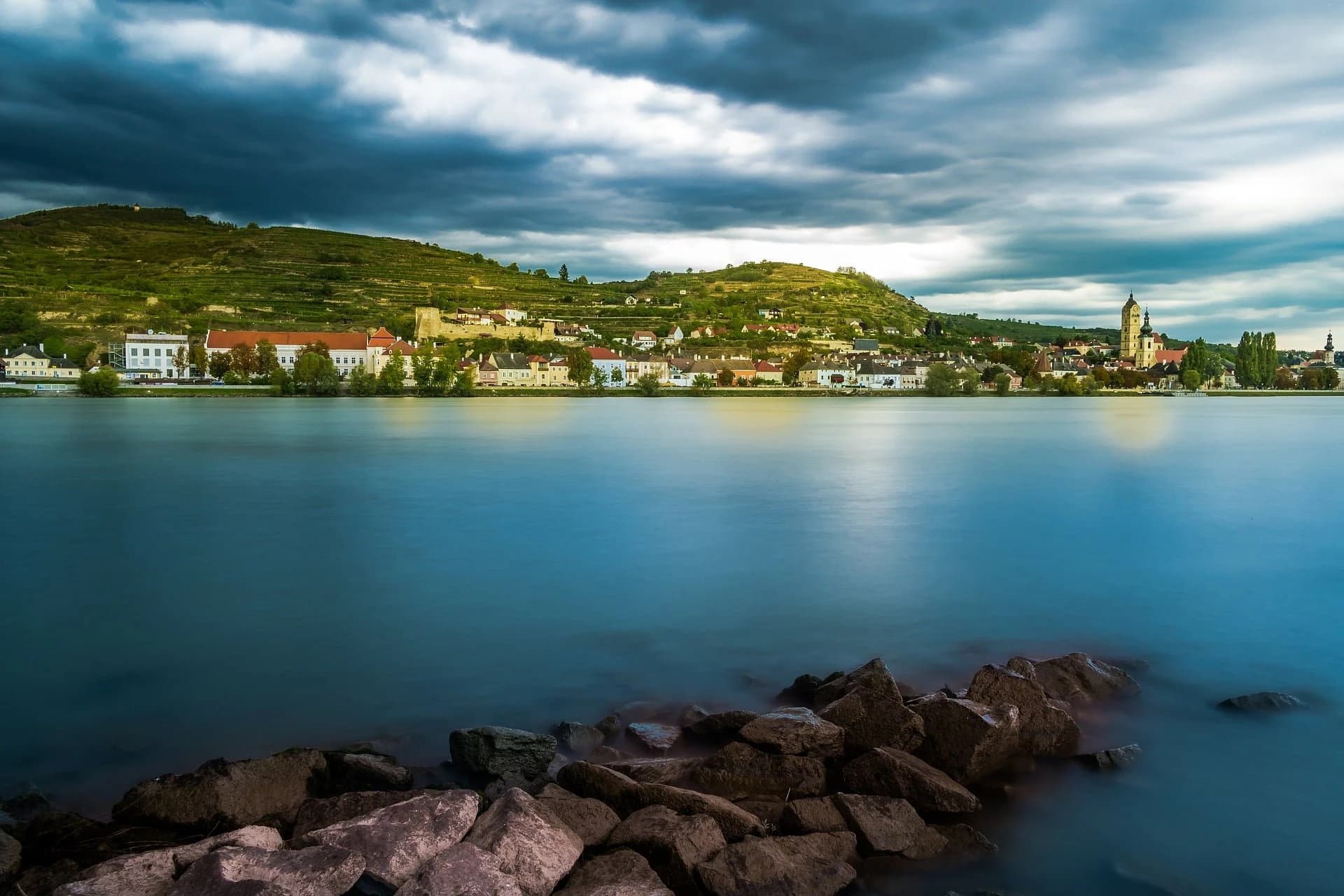 the-wachau-valley-between-vineyards-and-abbeys