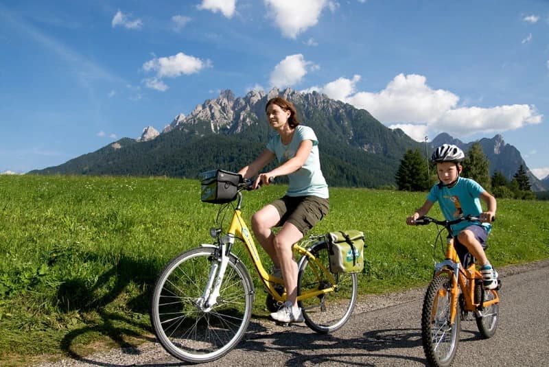 the-drava-bicycle-path-family-group