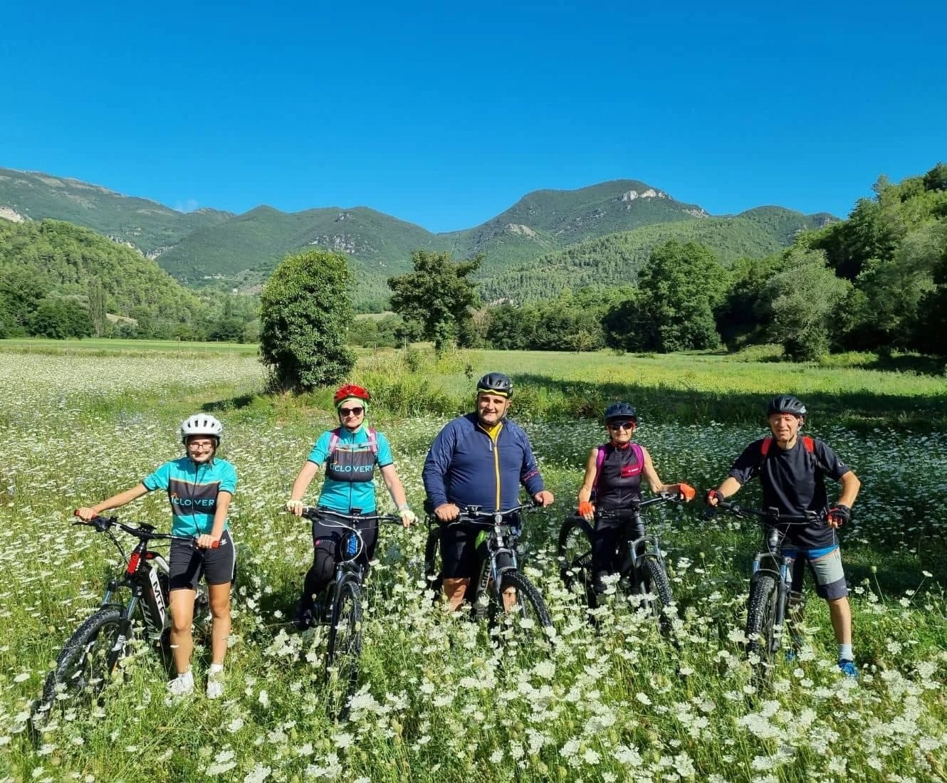 in-umbria-per-la-fioritura-delle-lenticchie-in-e-bike
