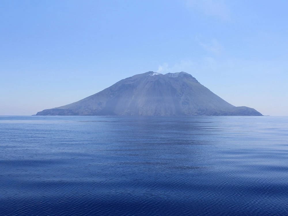 bike-and-boat-in-sicily-between-the-aeolian-islands