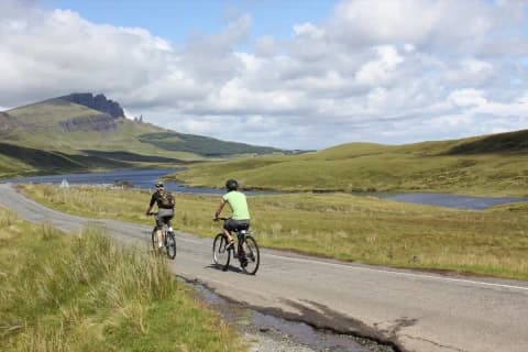 scozia-in-bici-barca-tra-le-ebridi-e-le-highlands