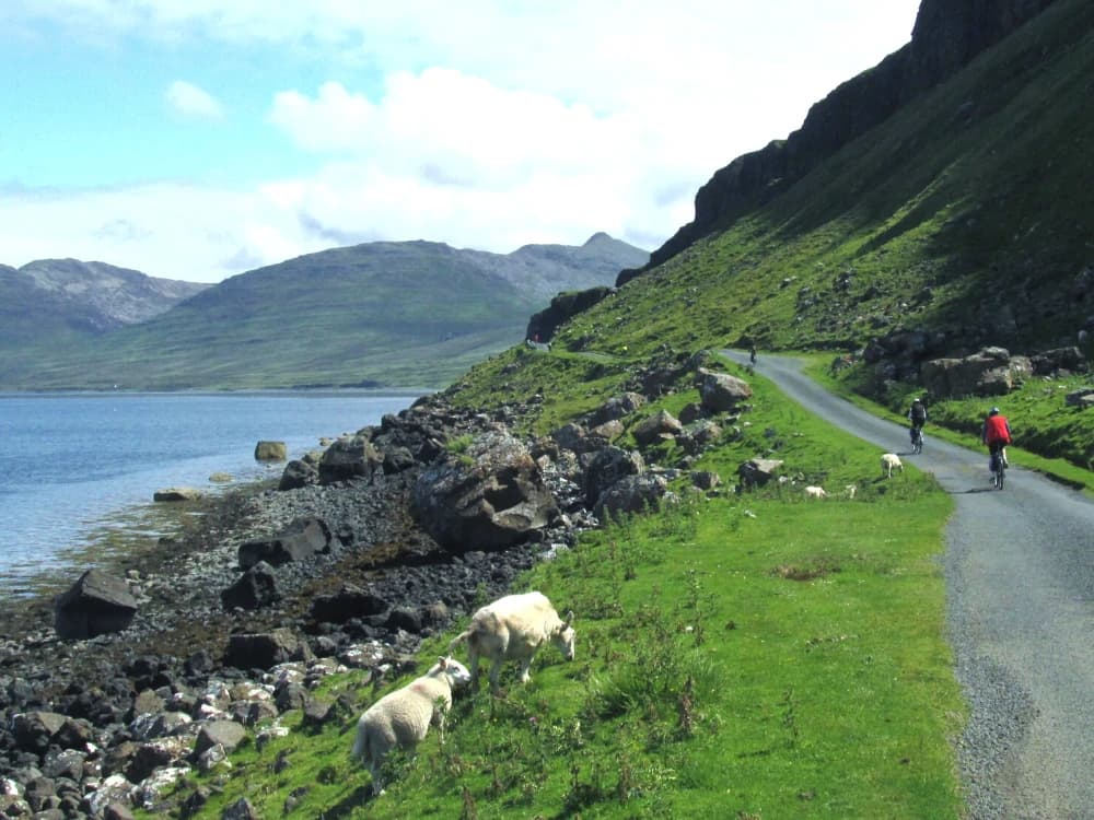scozia-in-bici-barca-tra-le-ebridi-e-le-highlands