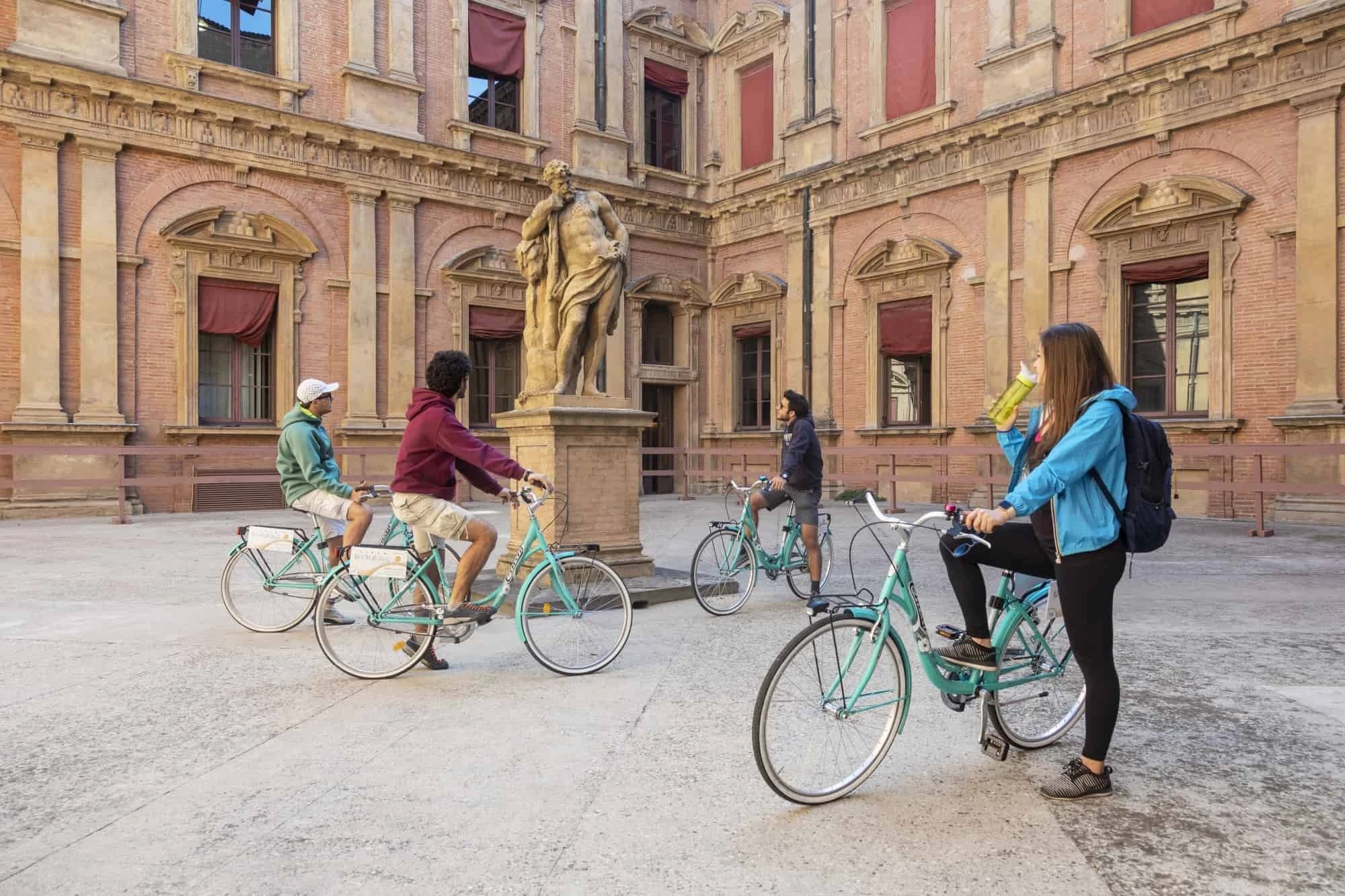bologna-in-bici-la-piu-antica-universita-del-mondo