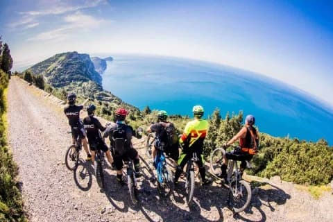 on-the-sea-of-cinque-terre-by-bike