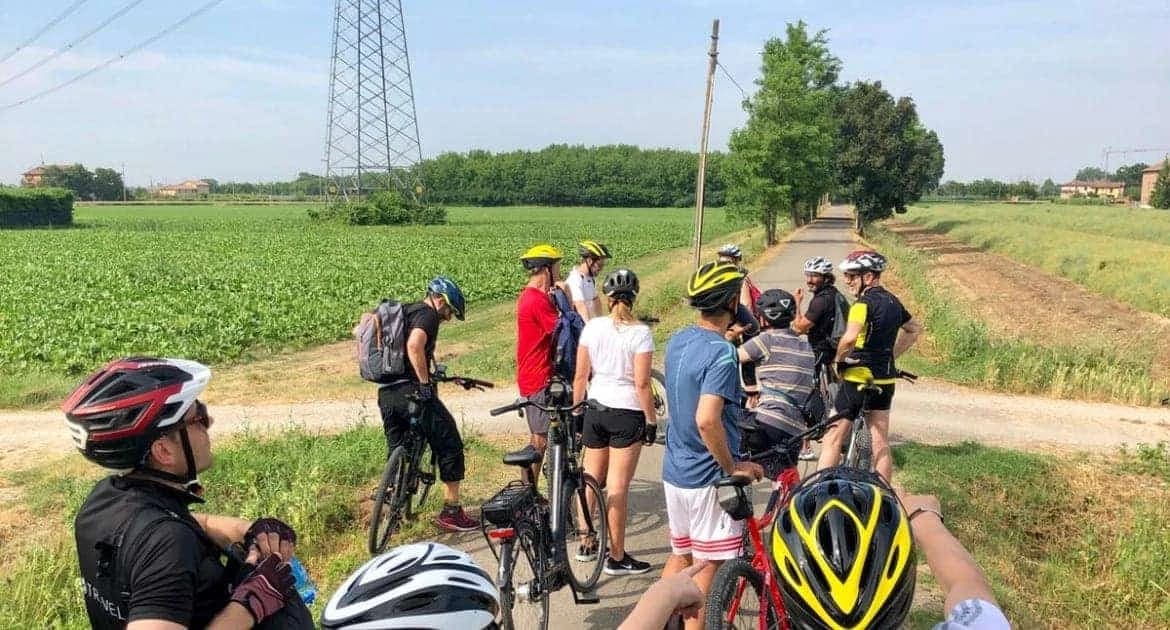 in-e-bike-al-tramonto-per-un-aperitivo-in-vigna