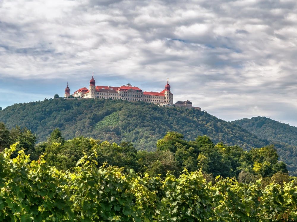 the-wachau-valley-between-vineyards-and-abbeys
