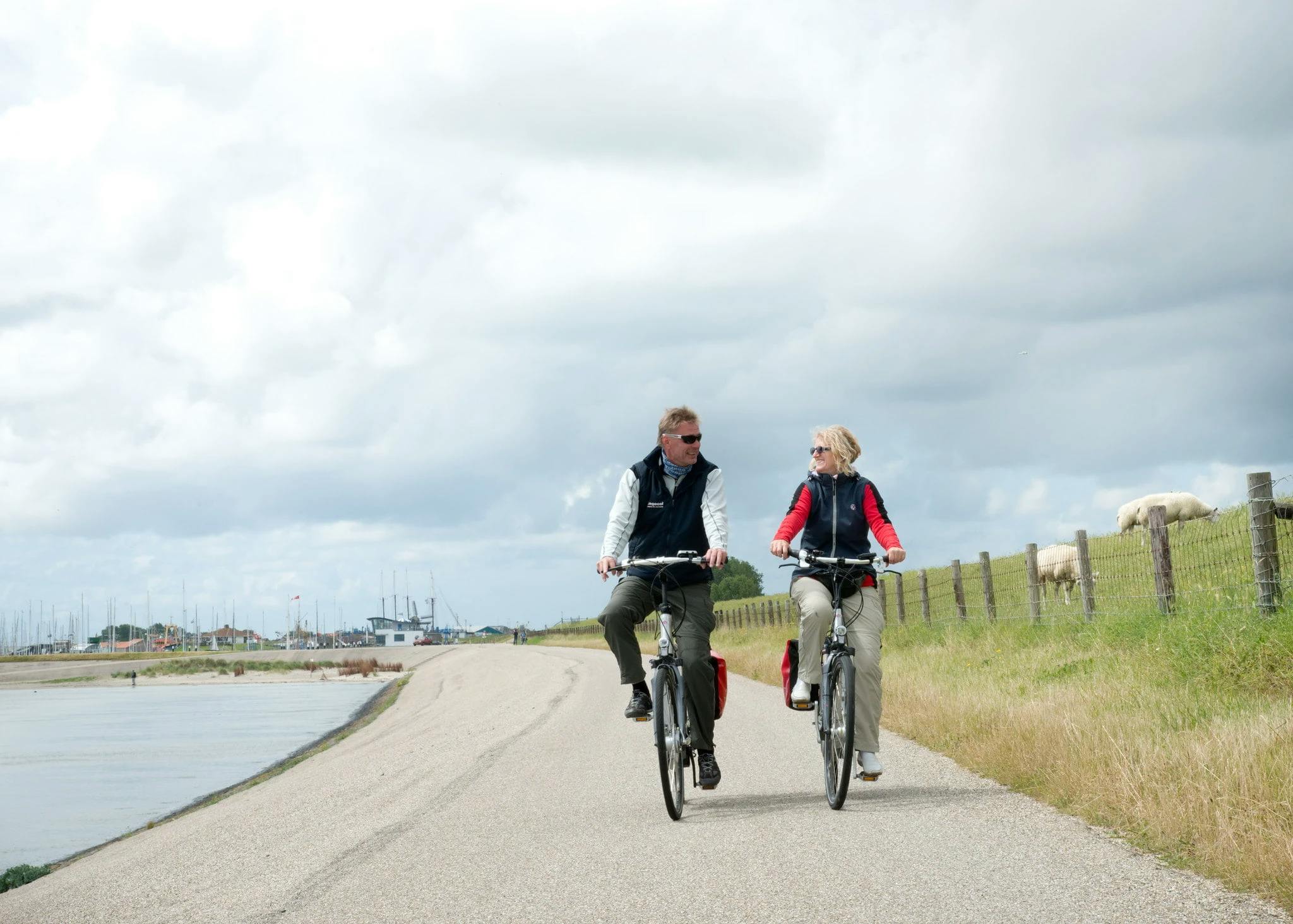 in-bici-e-veliero-sullijsselmeer