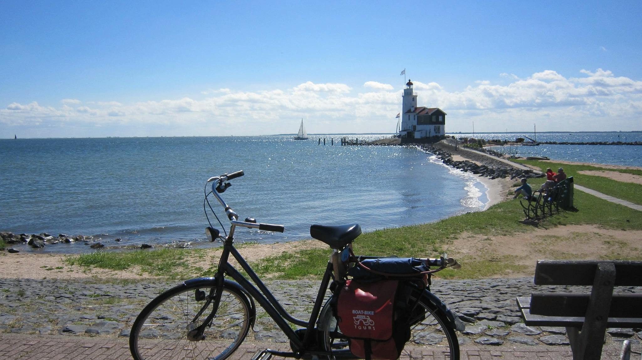 in-bici-e-veliero-sullijsselmeer