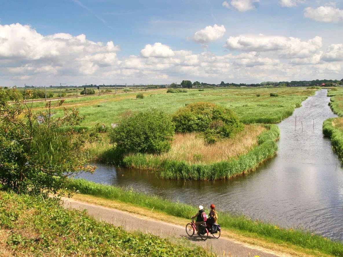 bike-and-boat-on-the-ijsselmeer